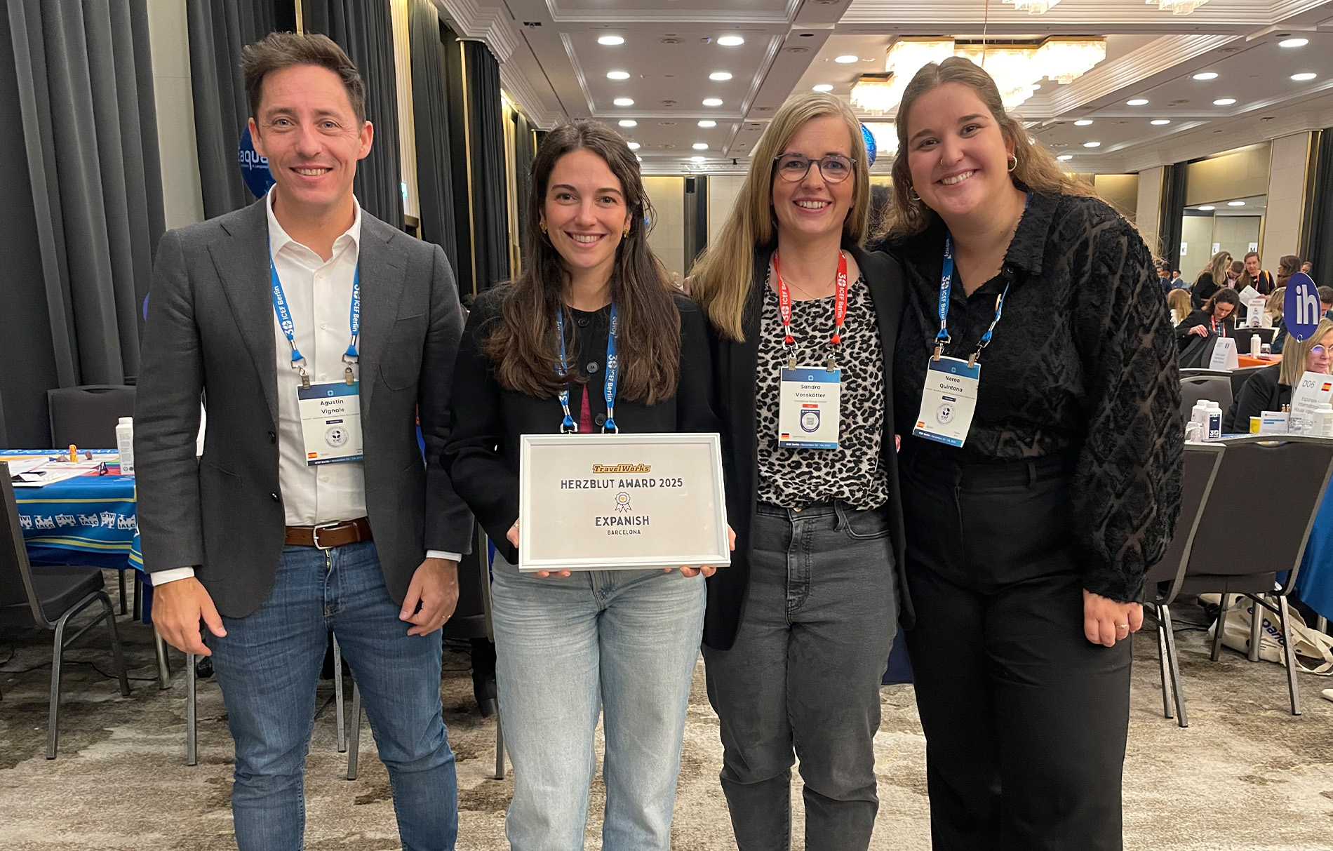 TravelWorks Herzblut-Award: ein Mann und drei Frauen lächeln in die Kamera. Eine Frau hält die Urkunde für den TravelWorks Herzblut Award in den Händen.