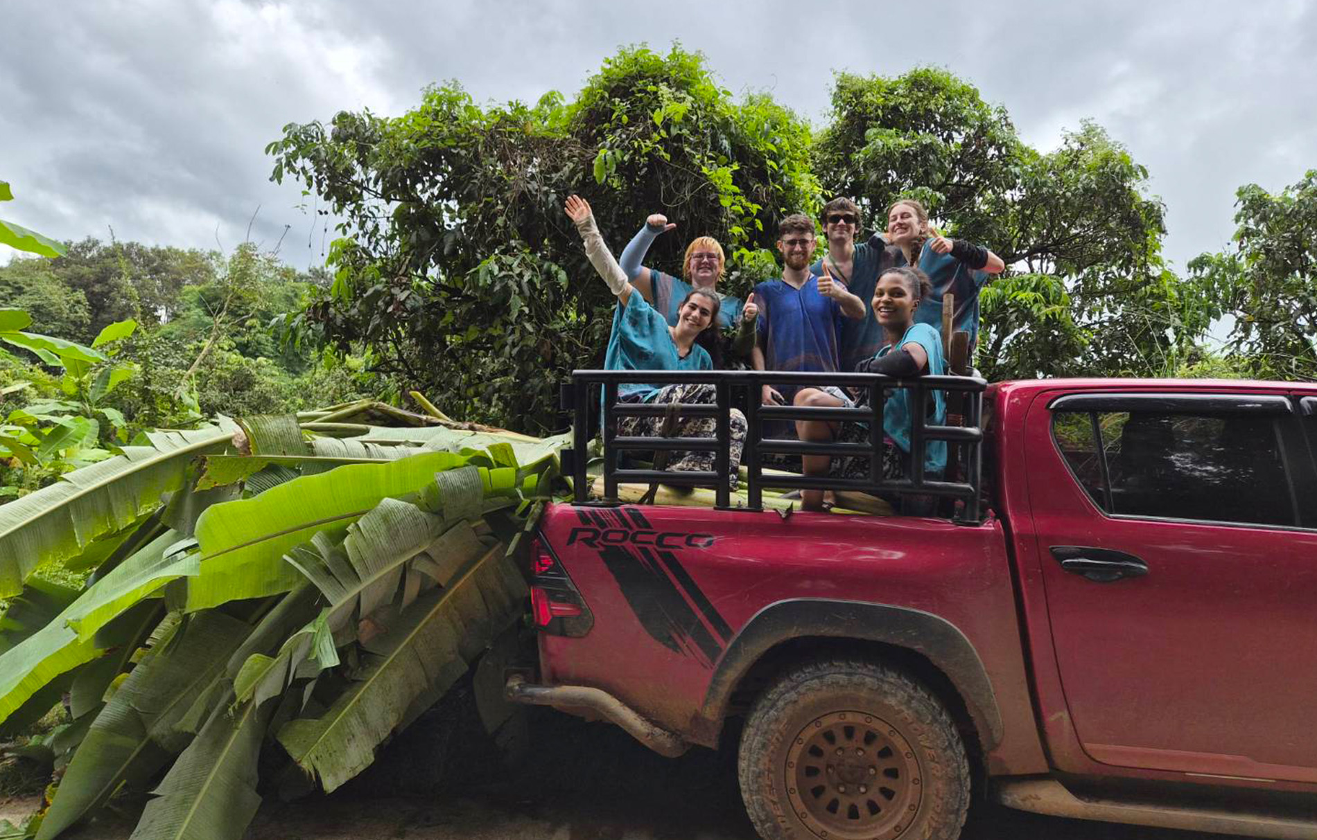 6 Leute auf einem Truck