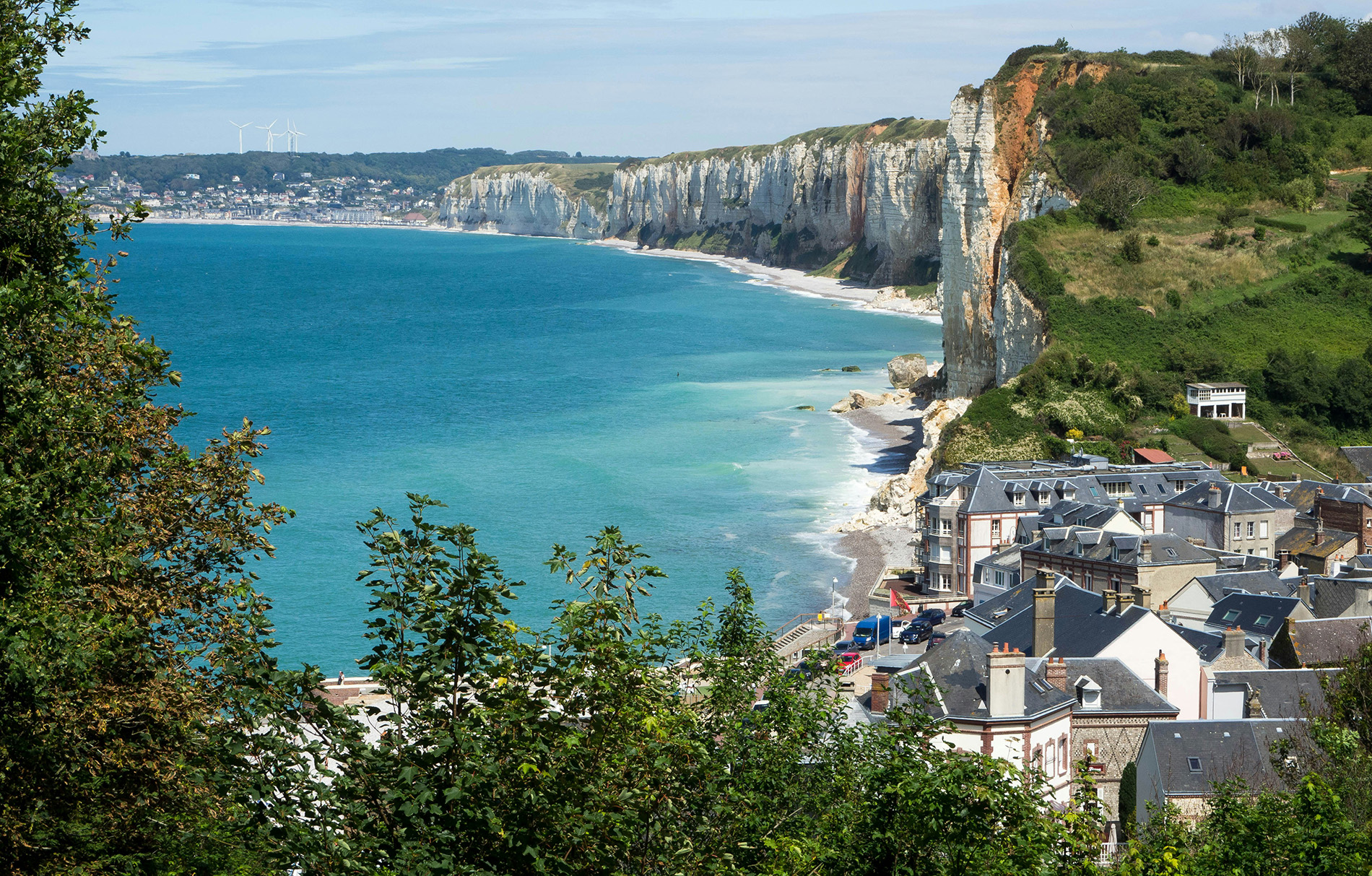 Blick auf eine französische Kleinstadt an der Küste mit blauem Meer