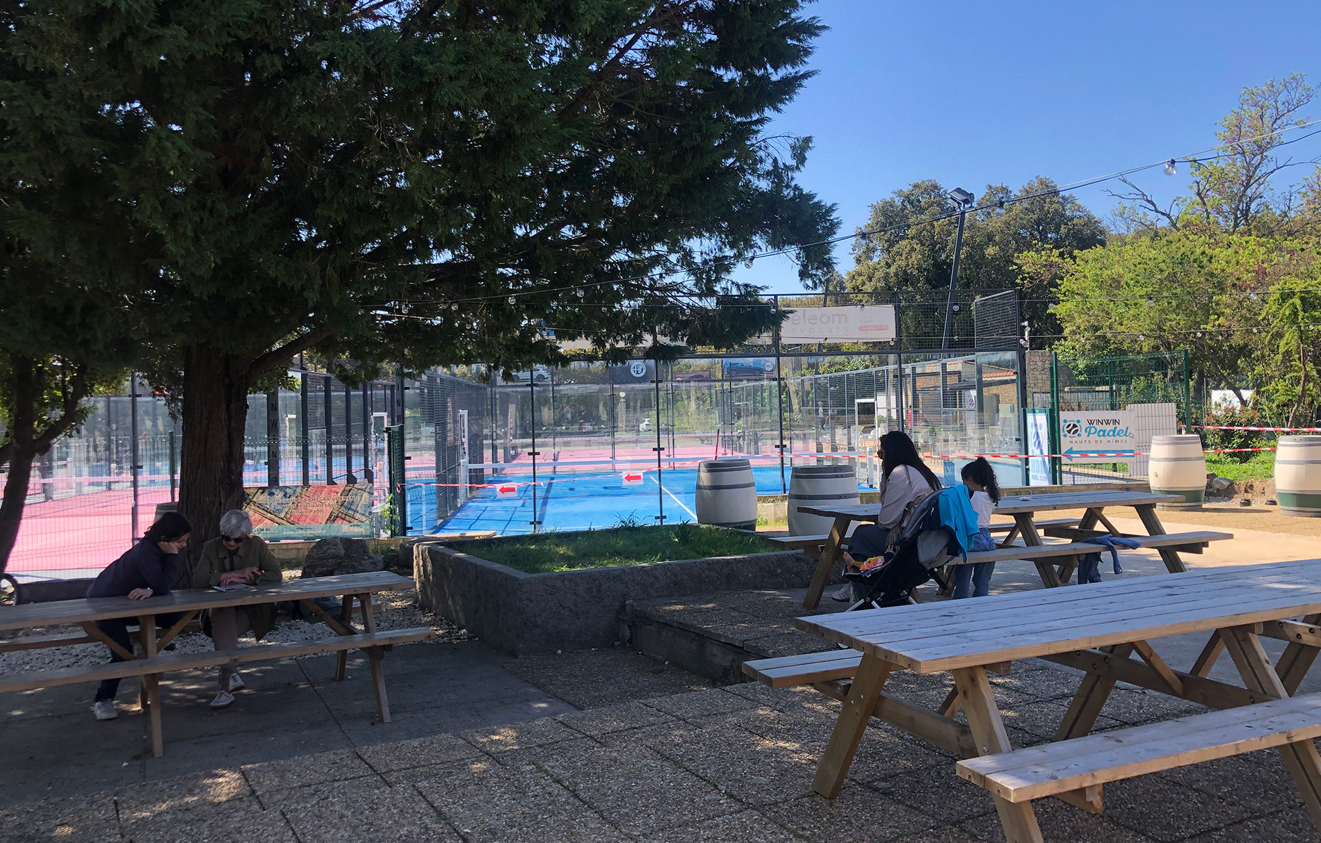 Outdoor Padelplatz, davor Sitzbänke