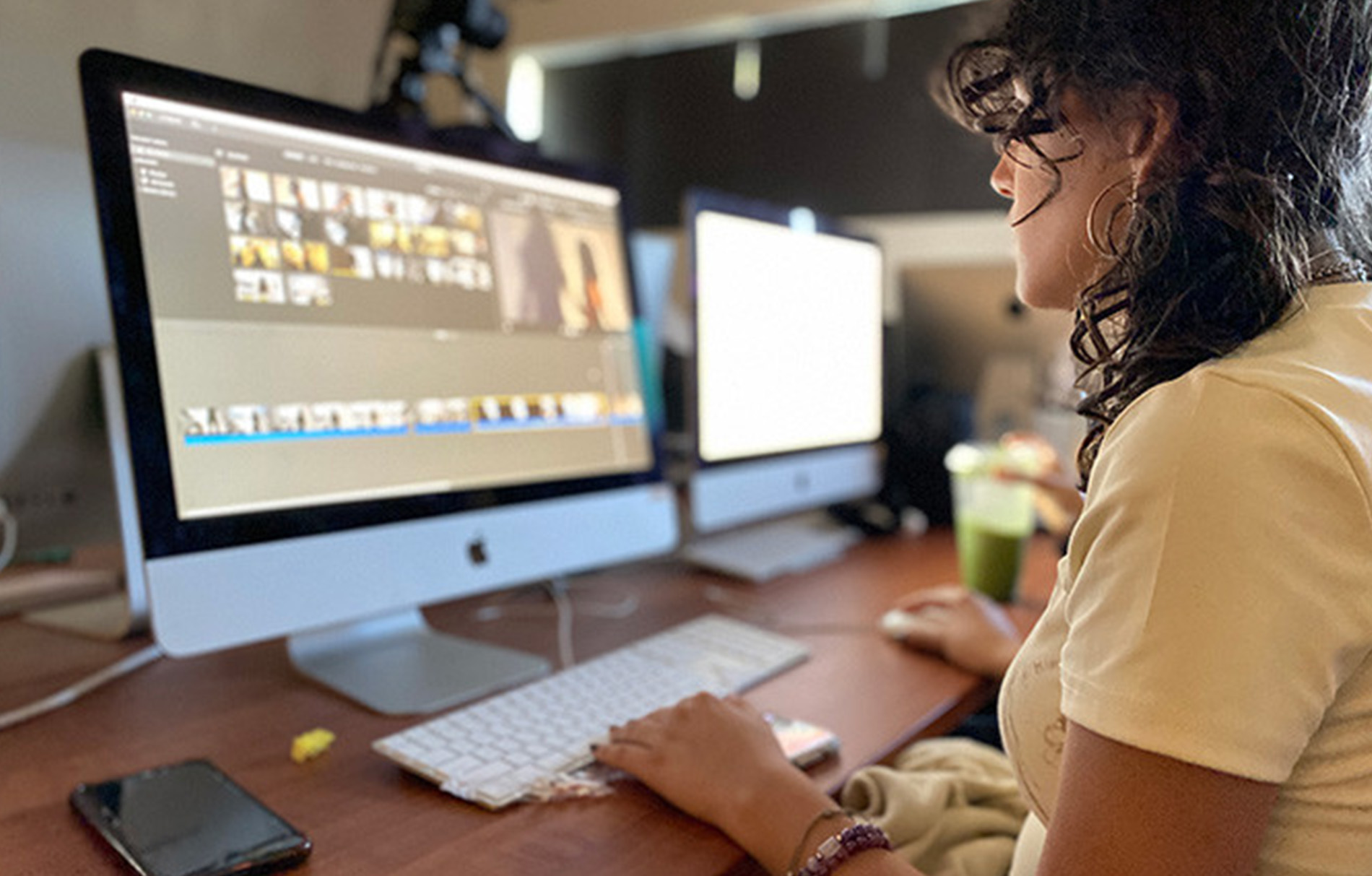 Mädchen sitzt an iMac