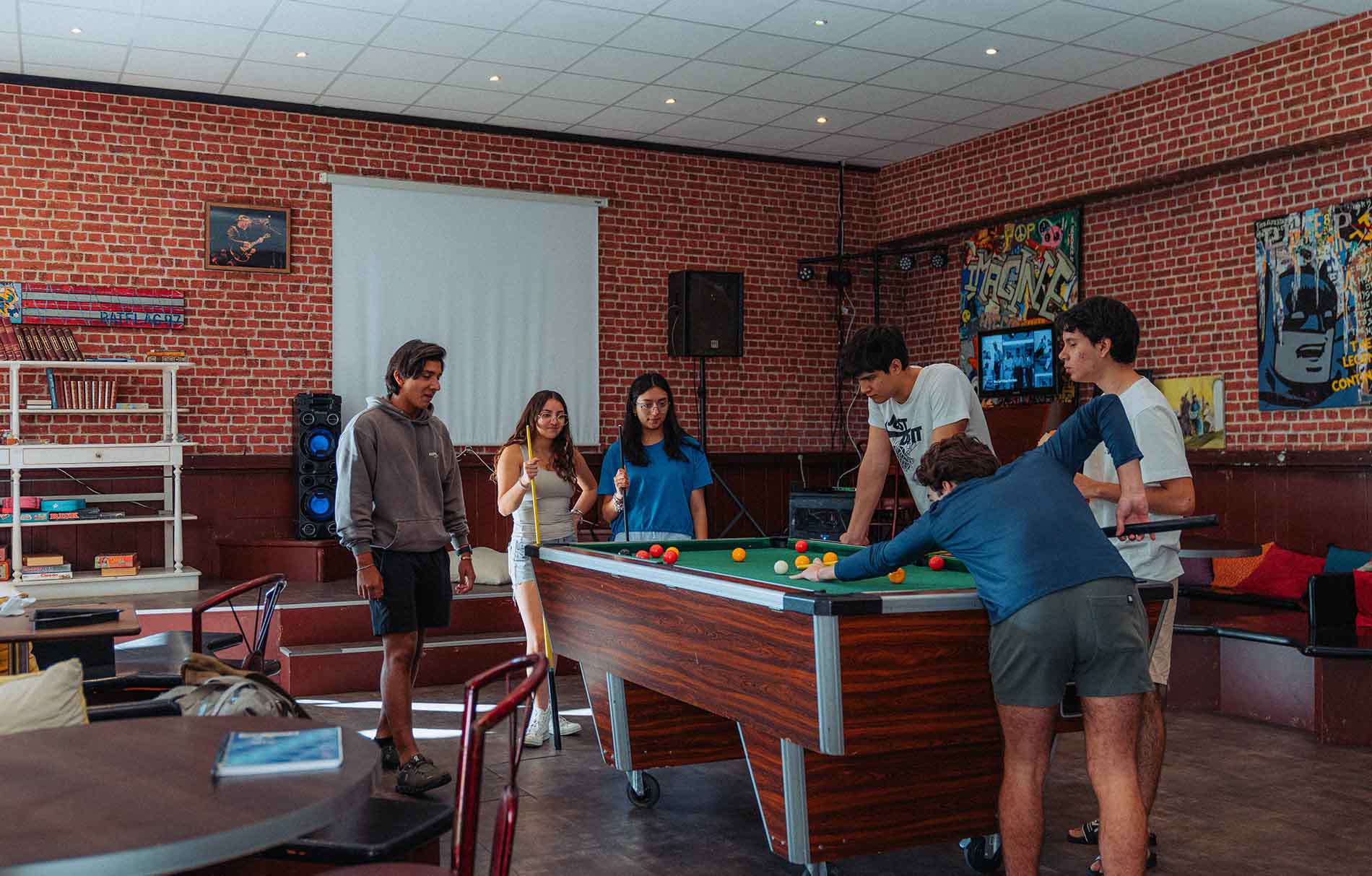 Aufenthaltsraum mit Billard-Tisch und Jugendlichen