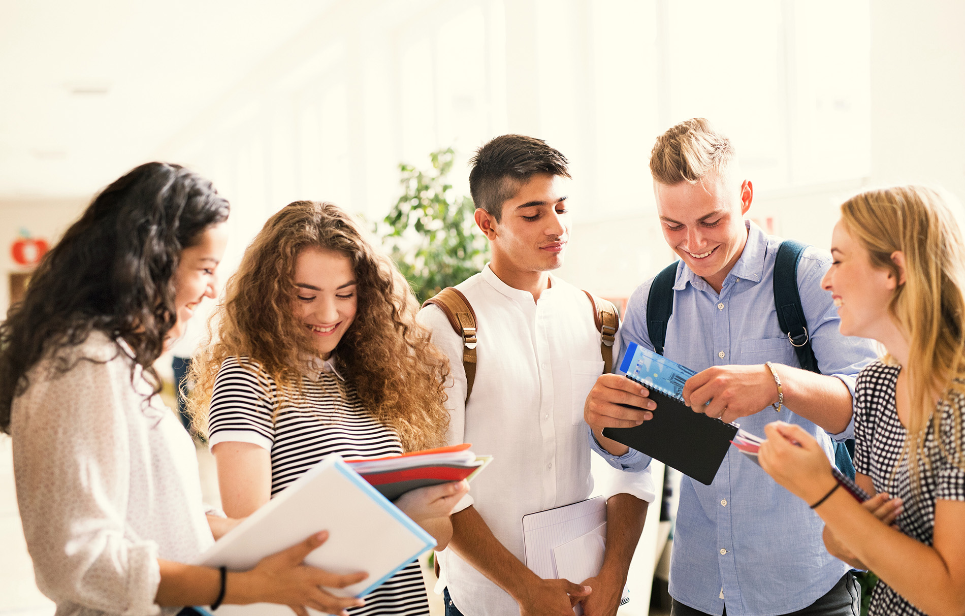Gruppe Schüler bespricht sich auf dem Schulflur