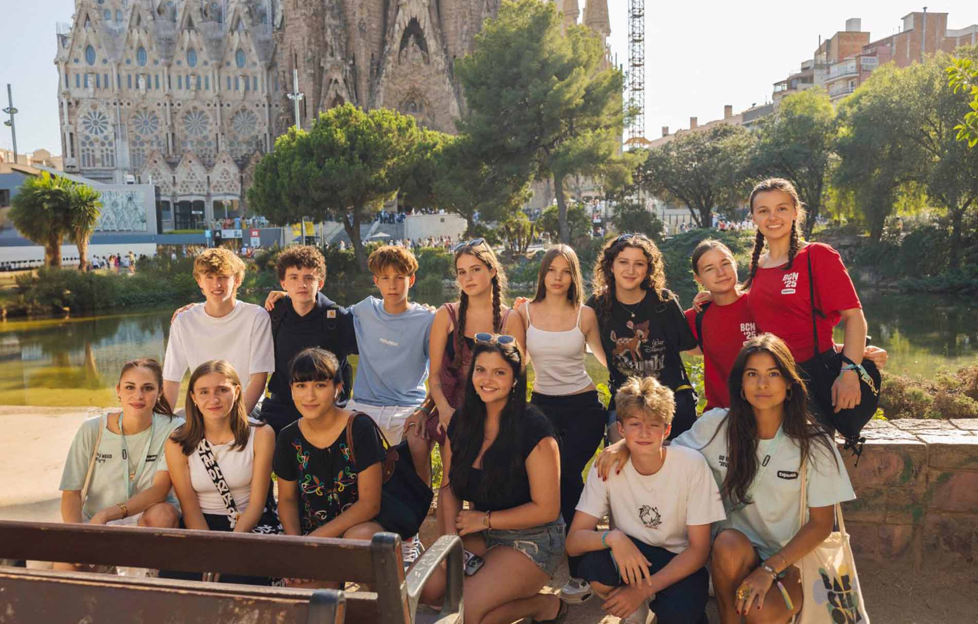 Gruppe von Schülerinnen und Schülern vor spanischer Sehenswürdigkeit