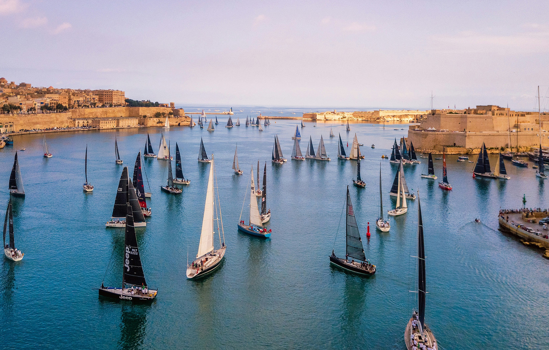 Bucht von Malta mit vielen Segelschiffen