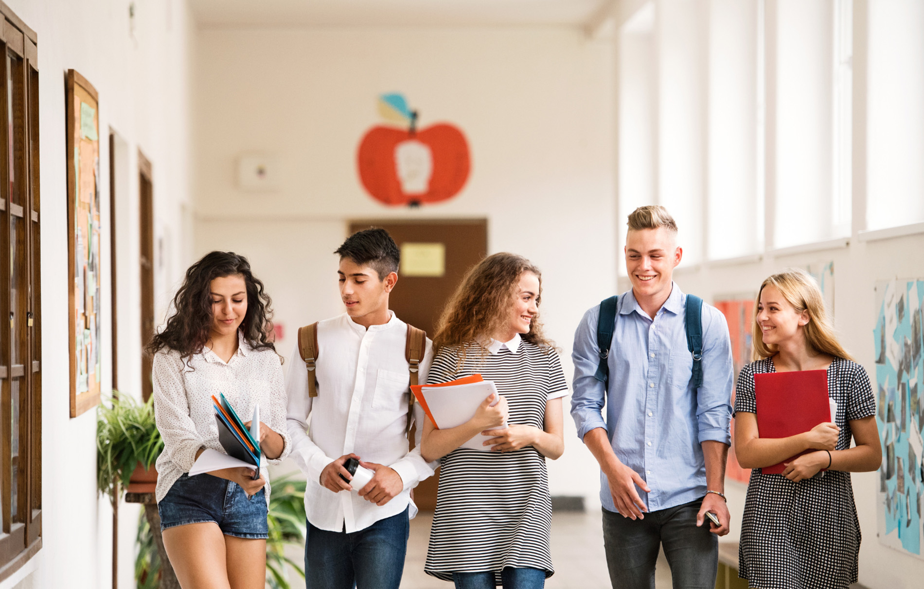 Schüler auf dem Schulflur