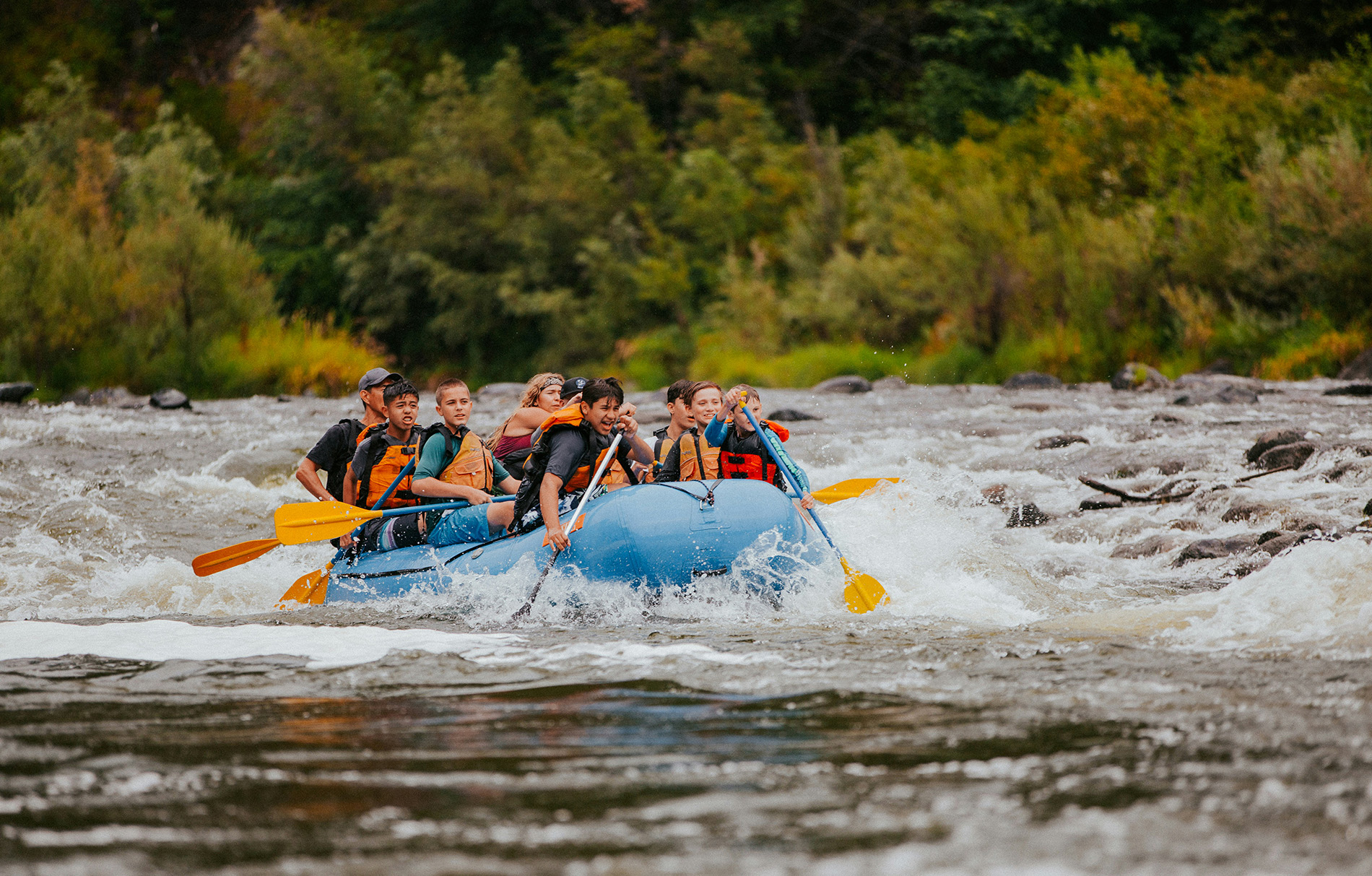Kinder beim Rafting