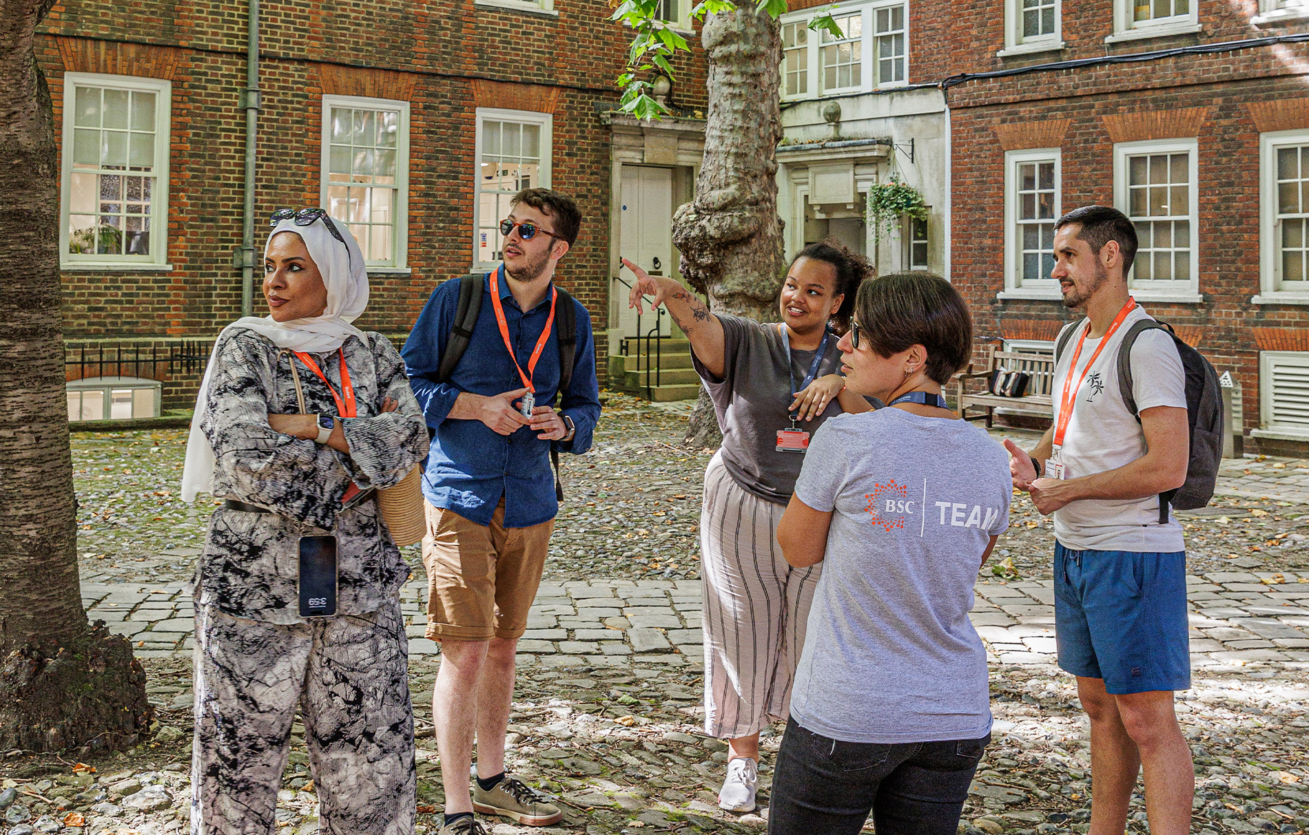 eine Gruppe steht in einem gepflasterten Innenhof