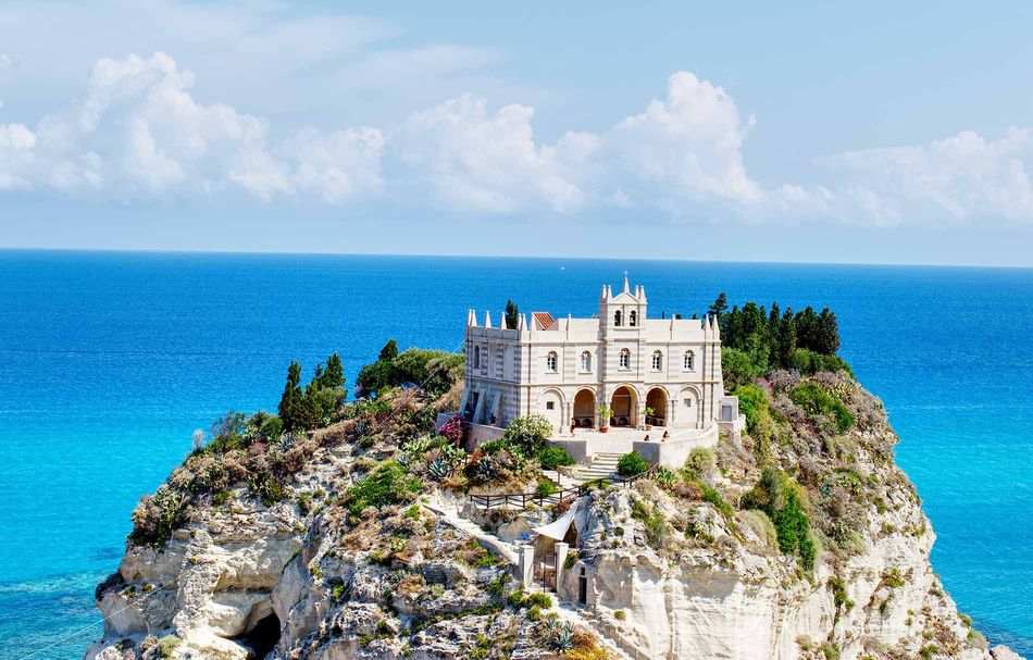 Kleine Stein Insel mit einem großen Gebäude