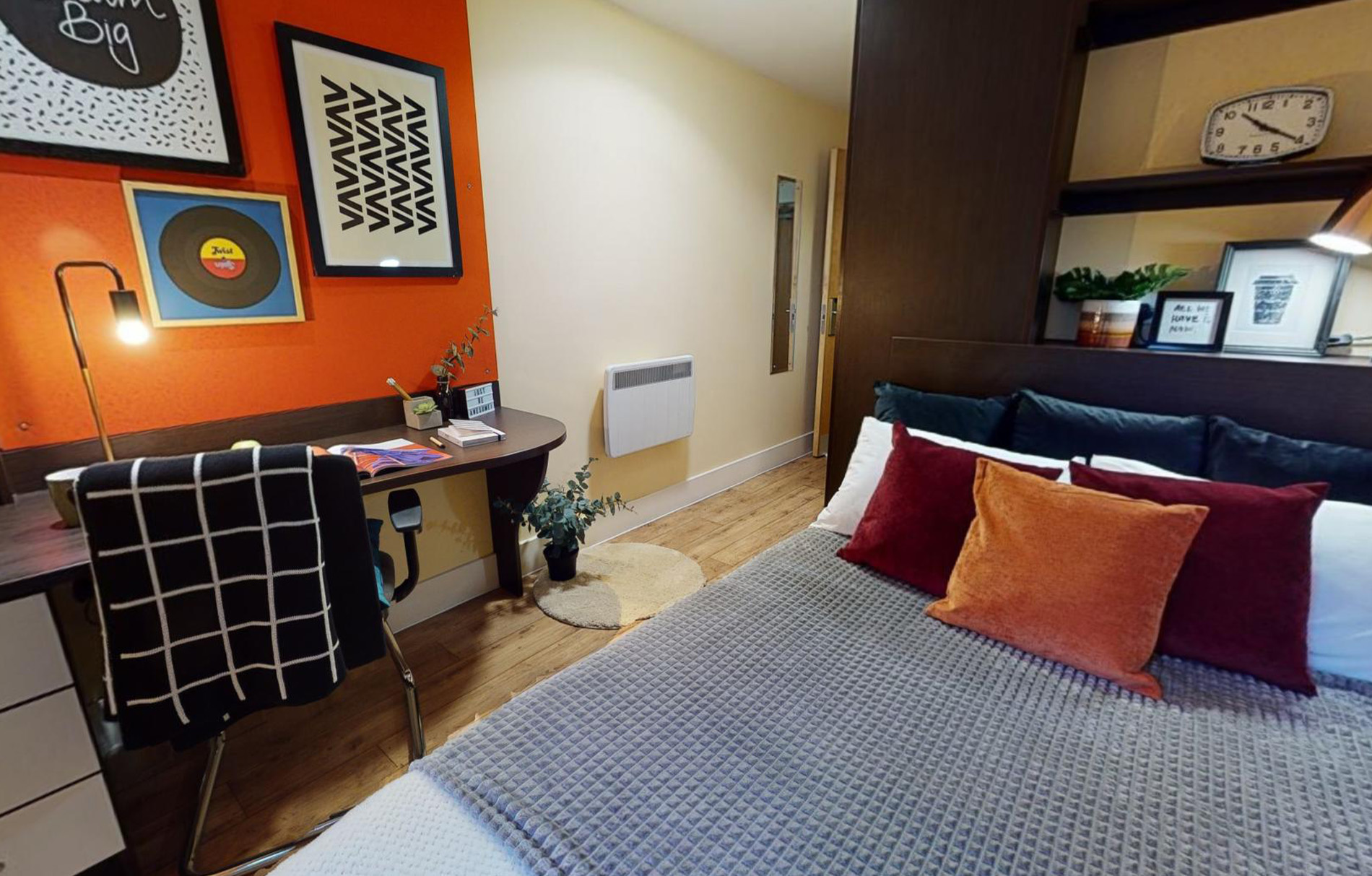 ein gemütliches Schlafzimmer mit einem Bett und einem Schreibtisch