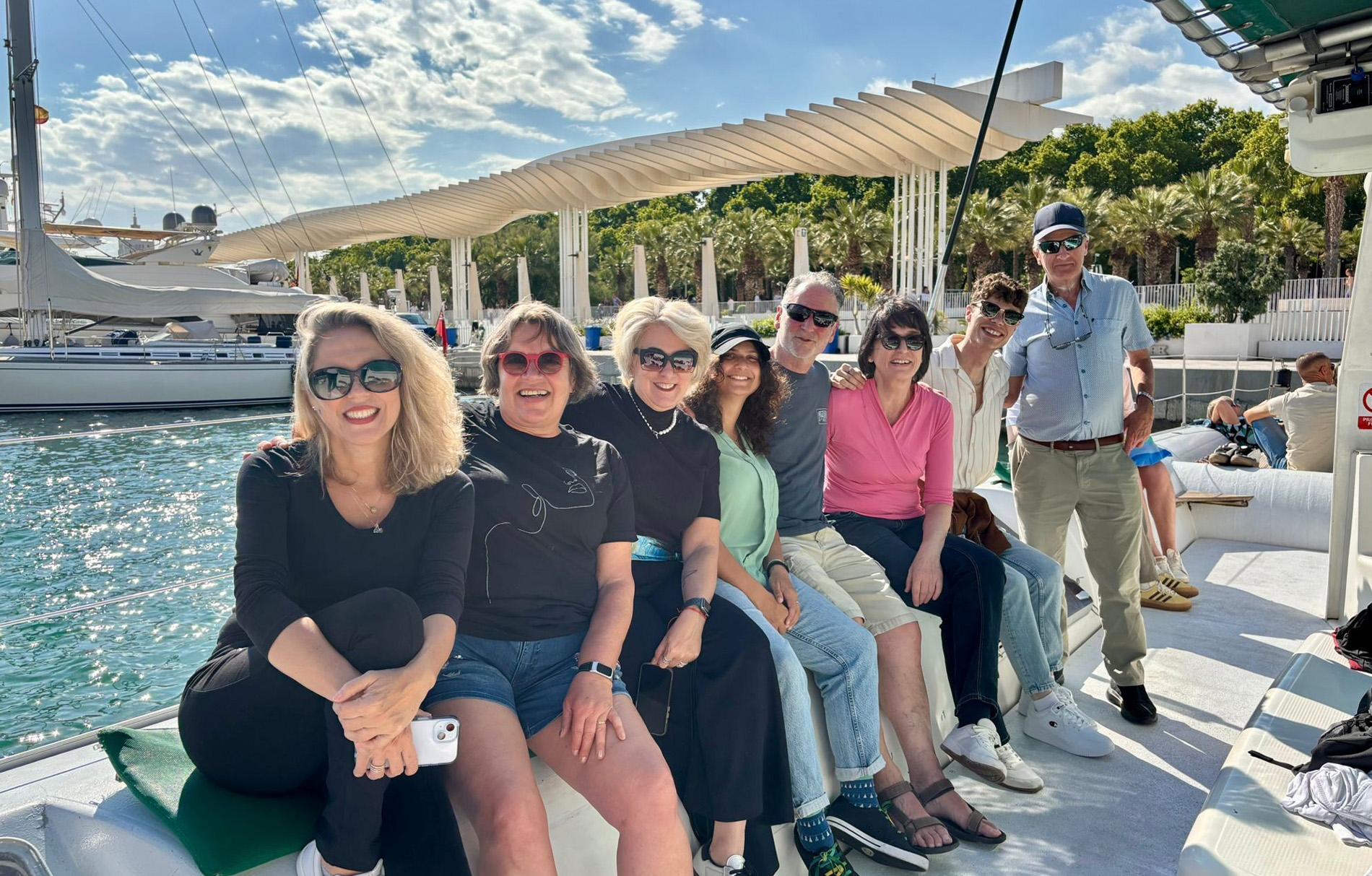 eine Gruppe älterer Männer und Frauen lacht in die Kamera