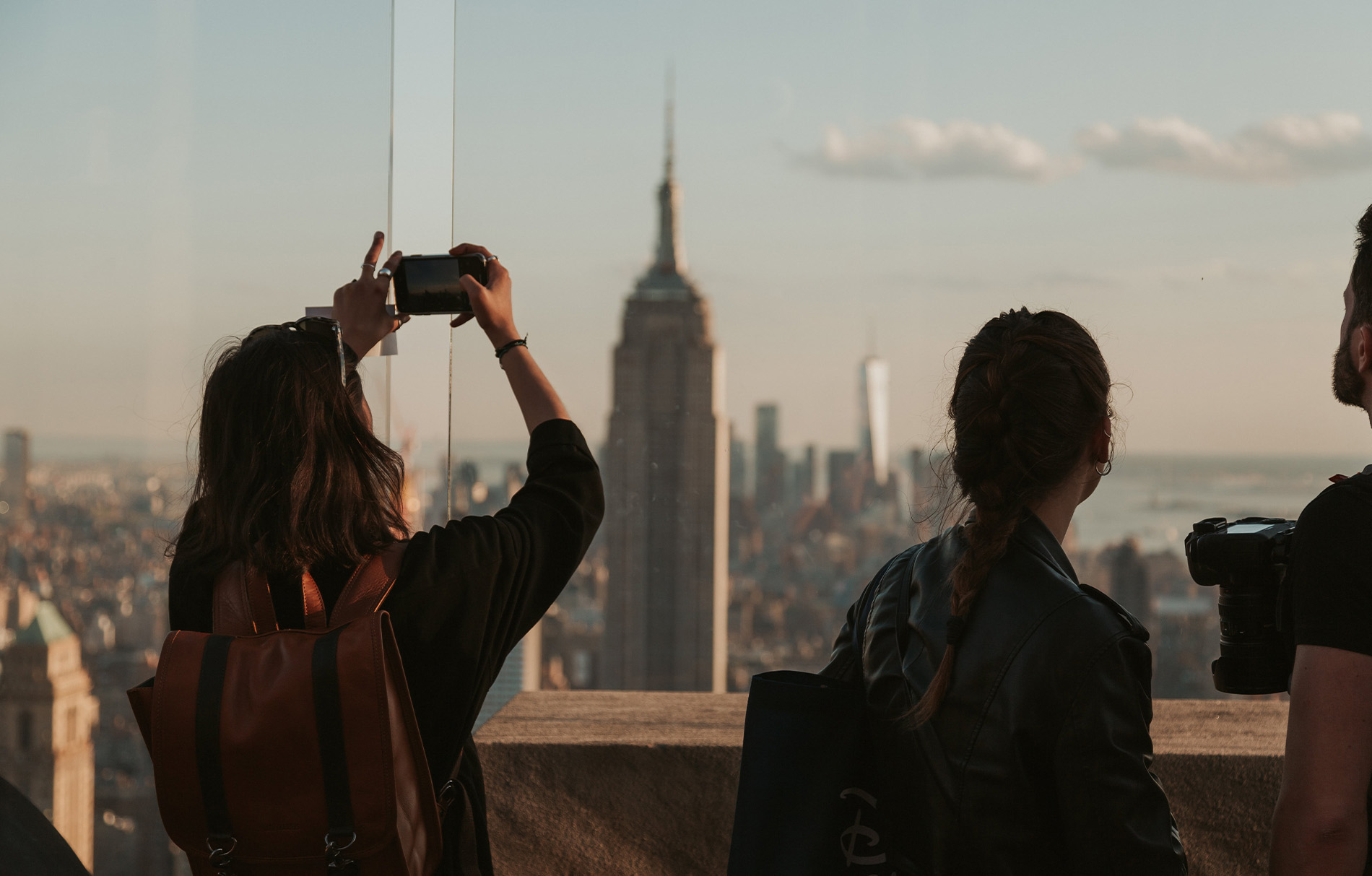 eine Frau fotografiert das Empire State Building