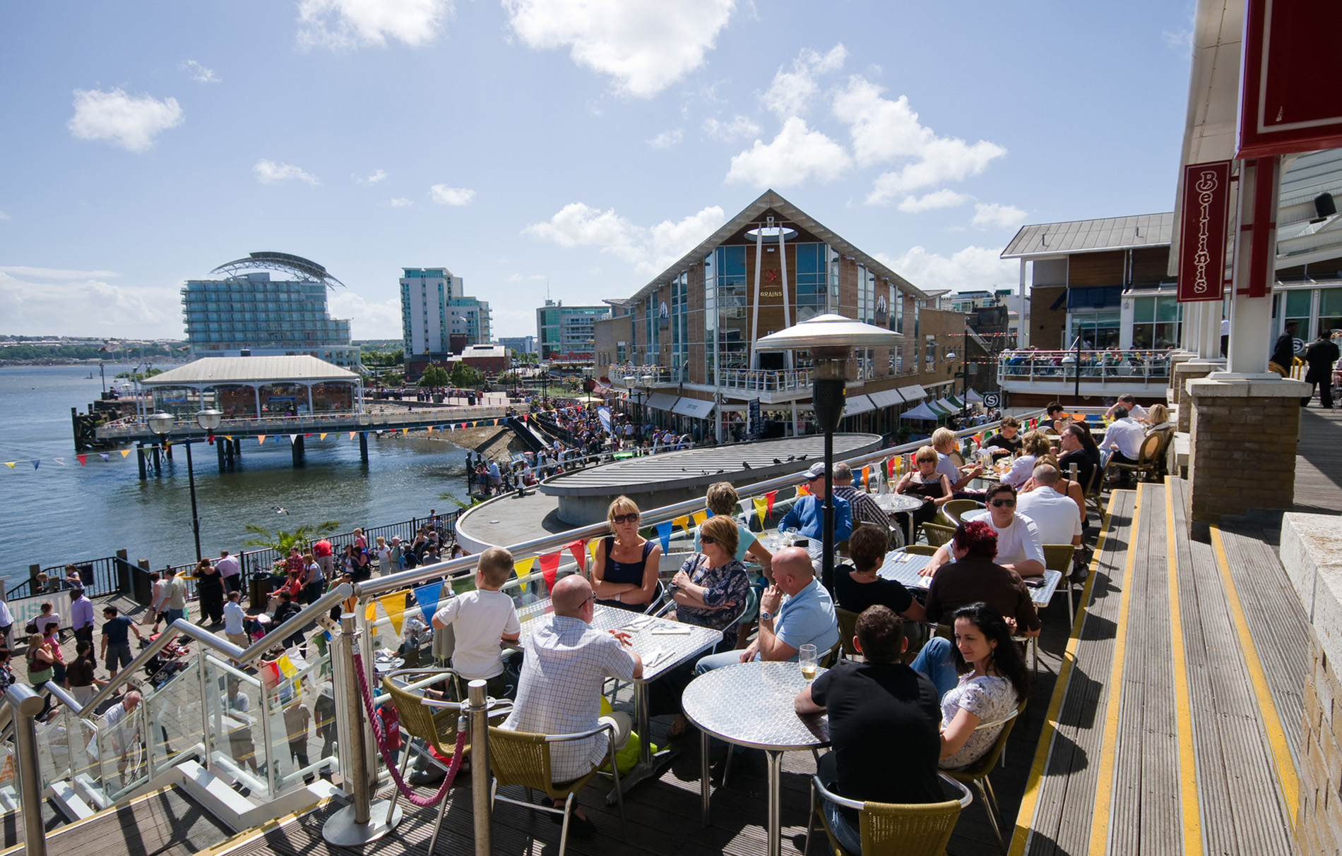Eine belebte Terasse am Hafen von Cardiff an einem sonnigen Tag