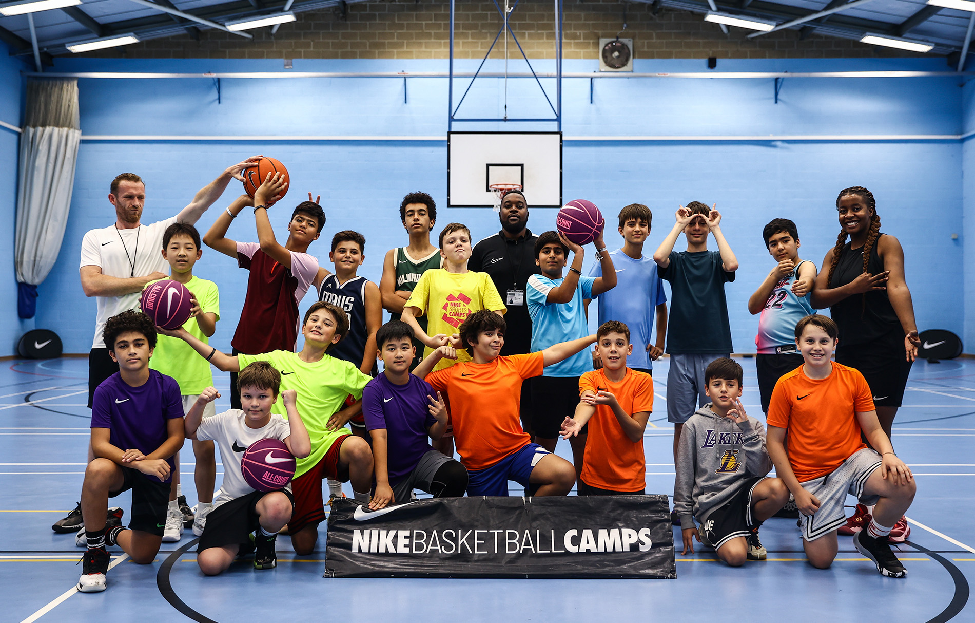 Gruppenfoto einer Jungs-Basketballgruppe