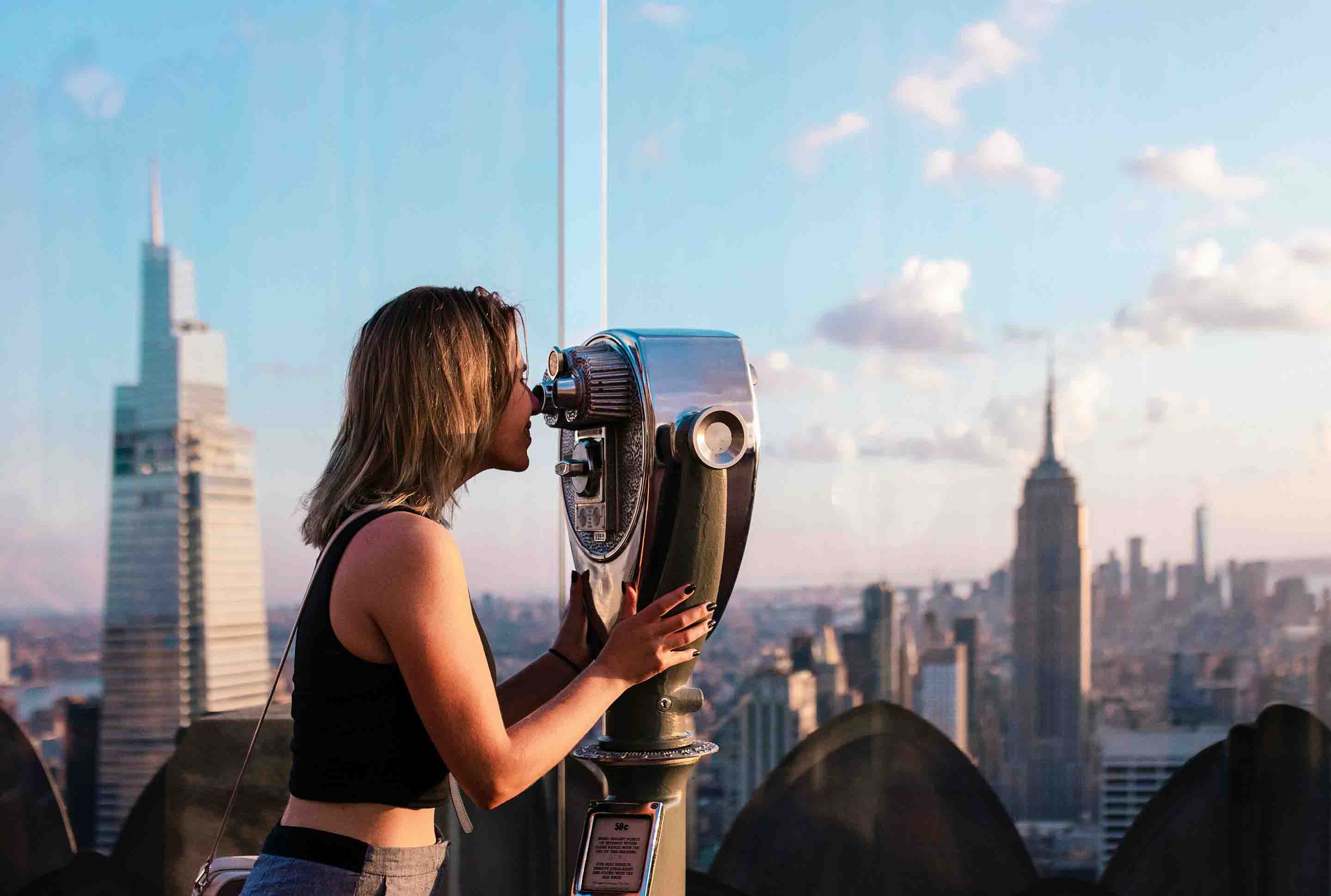 Frau steht auf Aussichtsplattform des Empire State Buildings