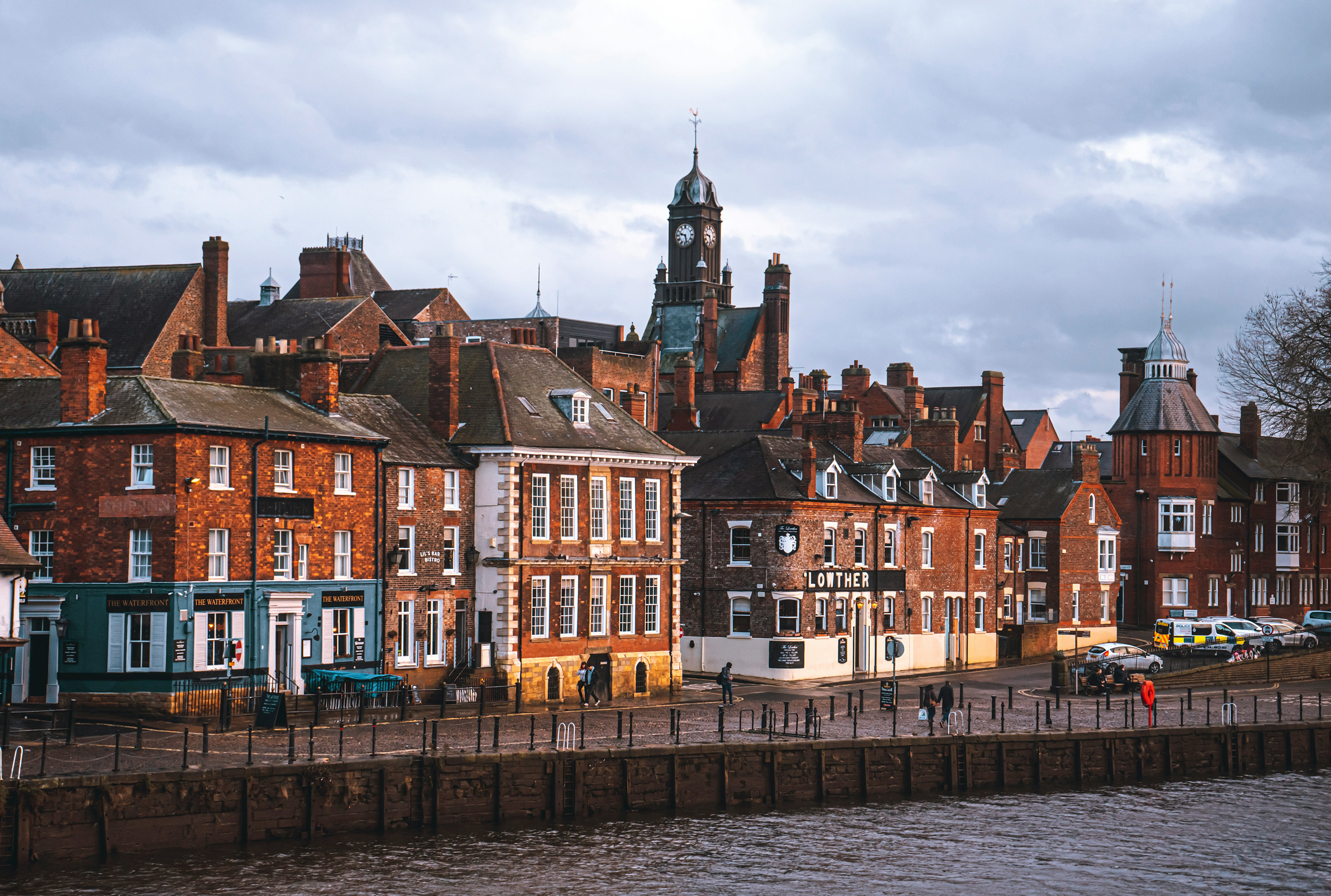 Stadtskyline von einer englischen Kleinstadt am Wasser