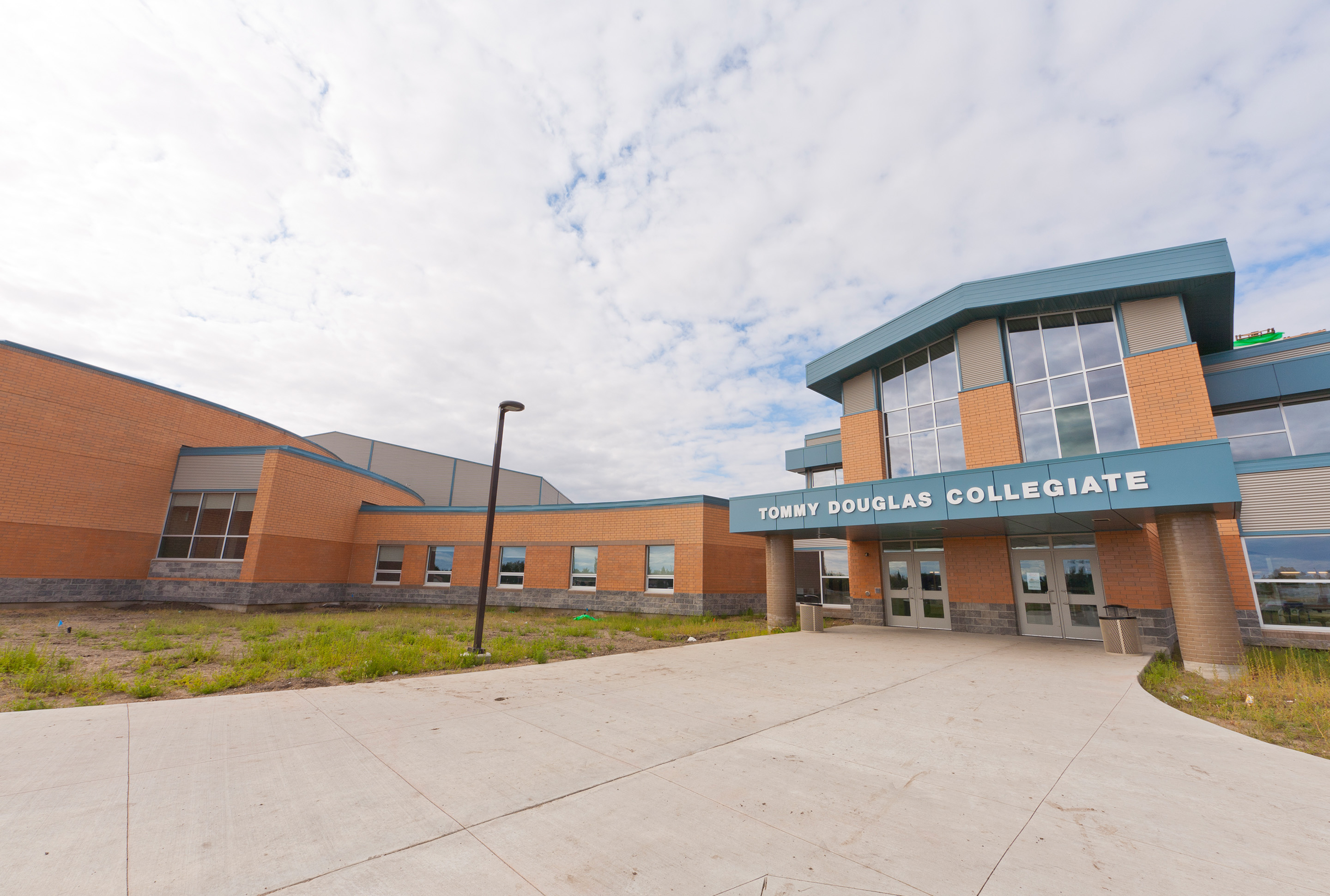 Eingang eines Schulgebäudes mit blauem Dach