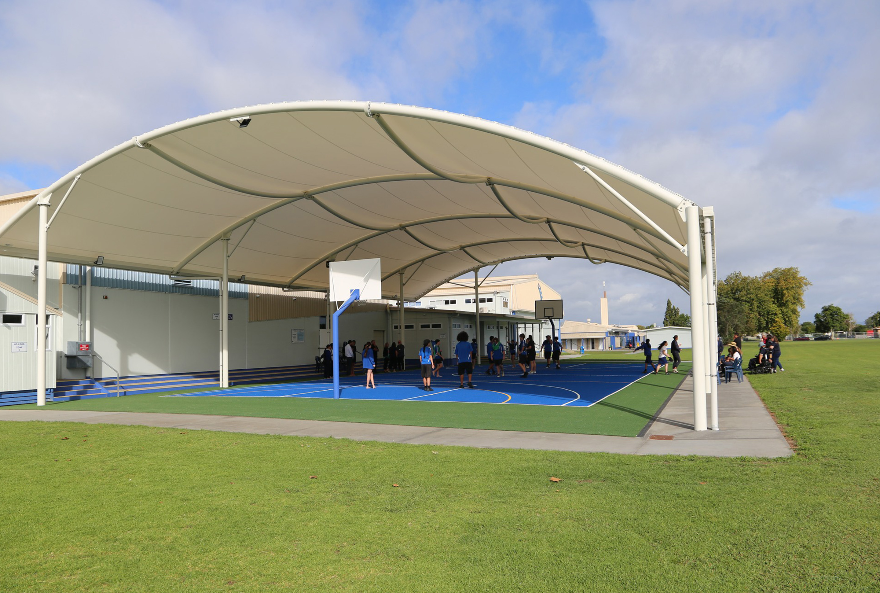 Überdachtes Outdoor Sportfeld 