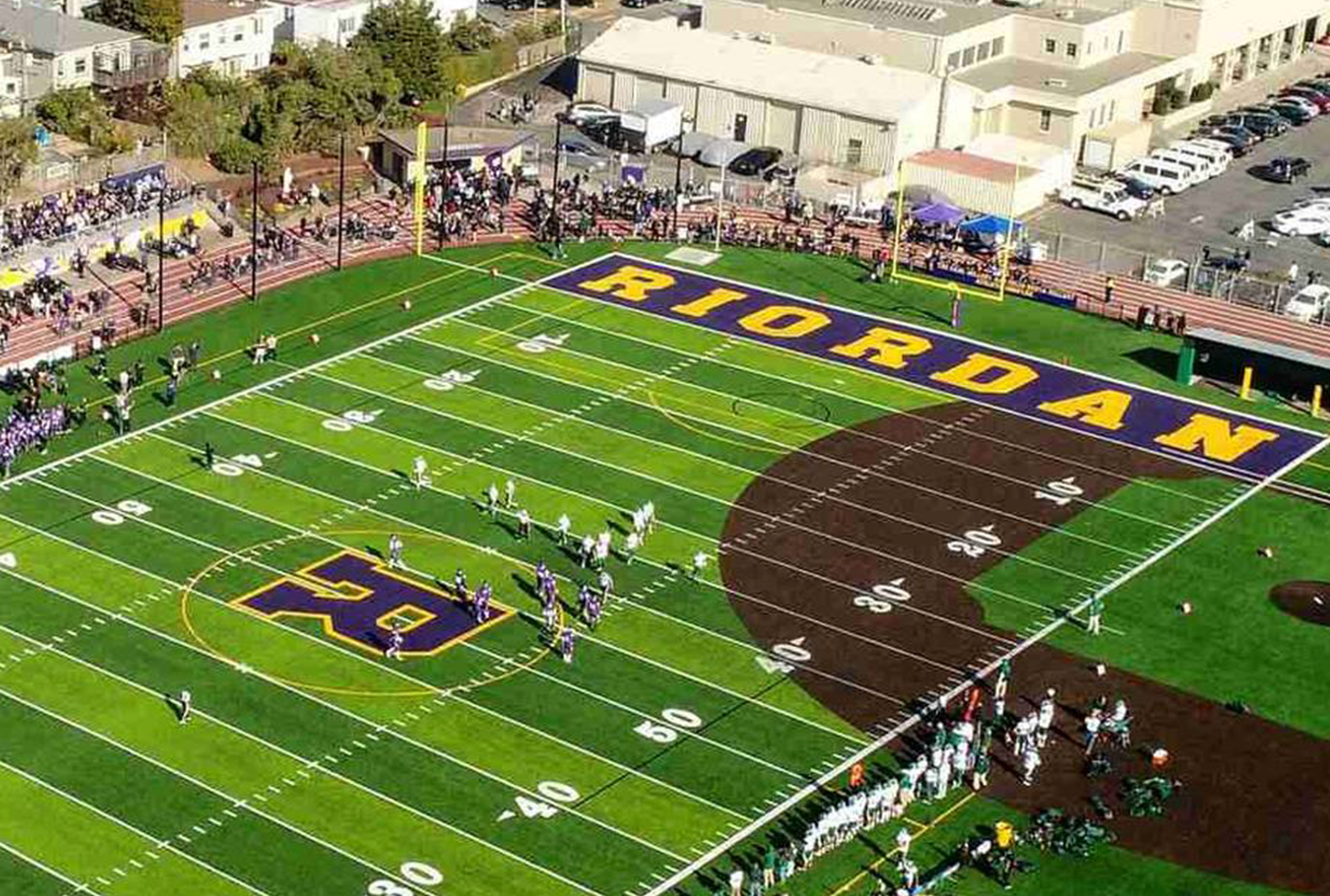 Sportfeld einer amerikanischen High School aus der Vogelperspektive