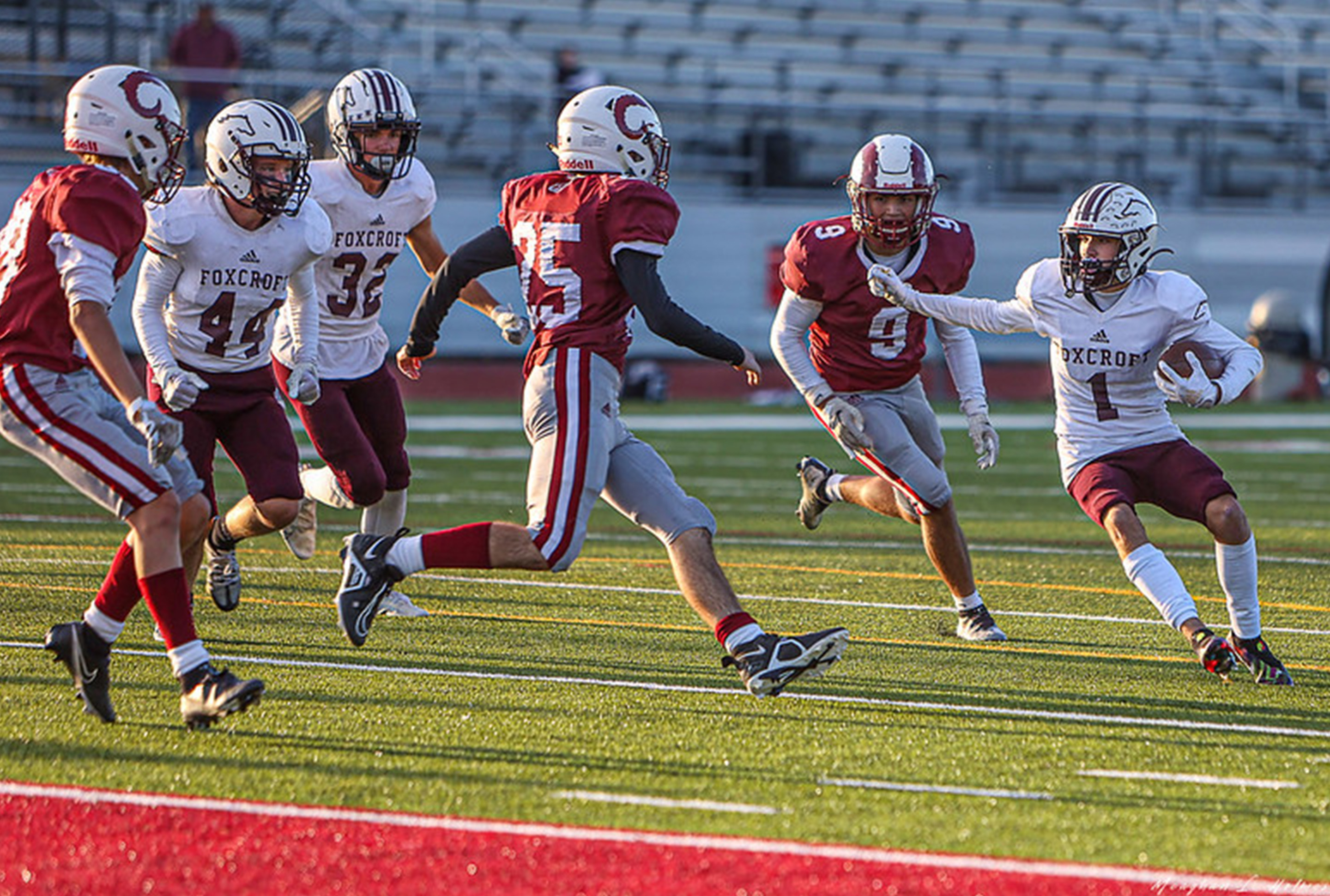 Footballspieler auf dem Feld während eines Spieles
