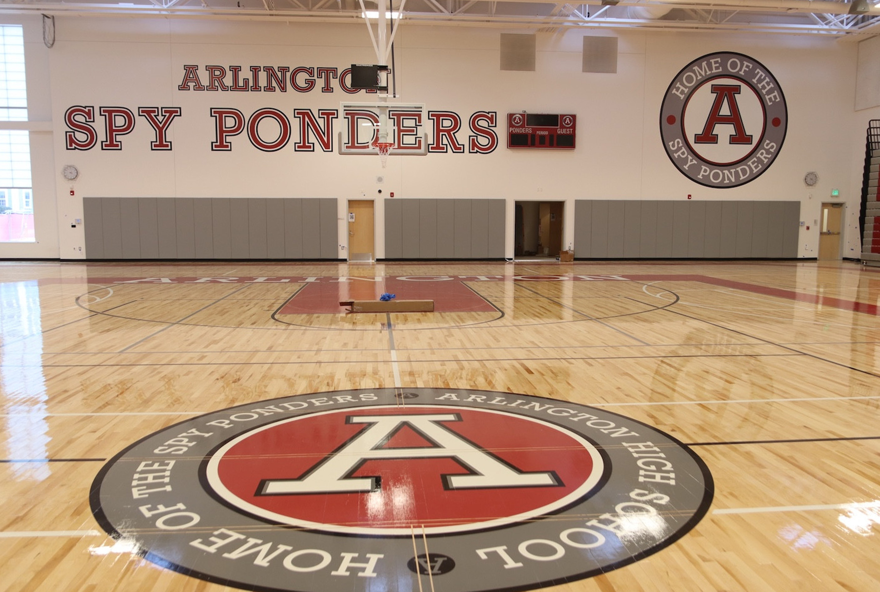 Sporthalle einer amerikanischen High School mit dem Schulemblem auf dem Hallenboden
