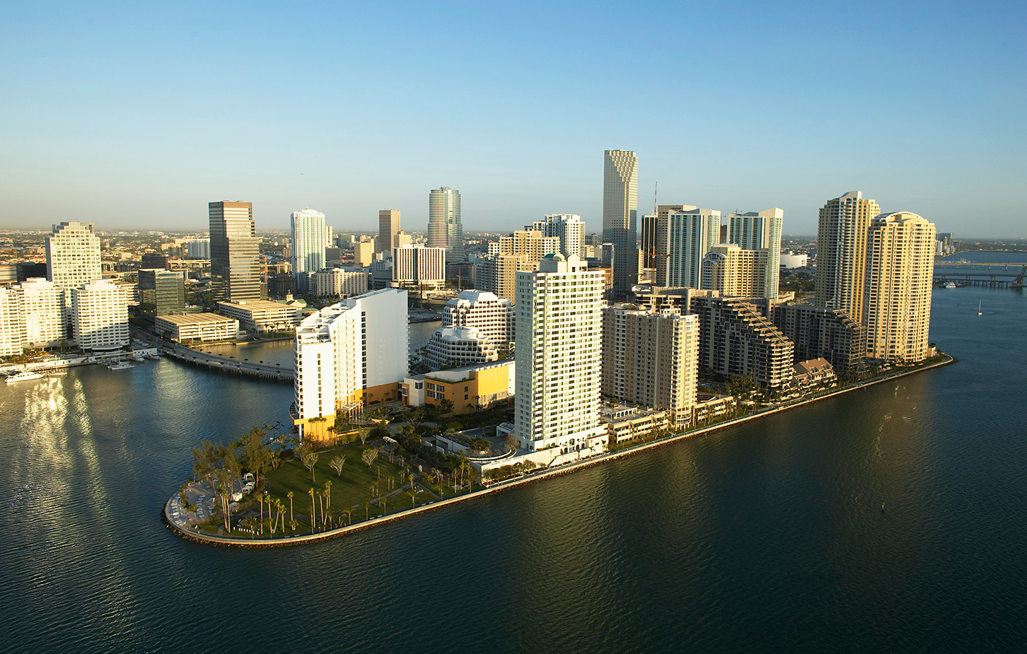 Drohnenaufnahme von Miami umringt von Wasser