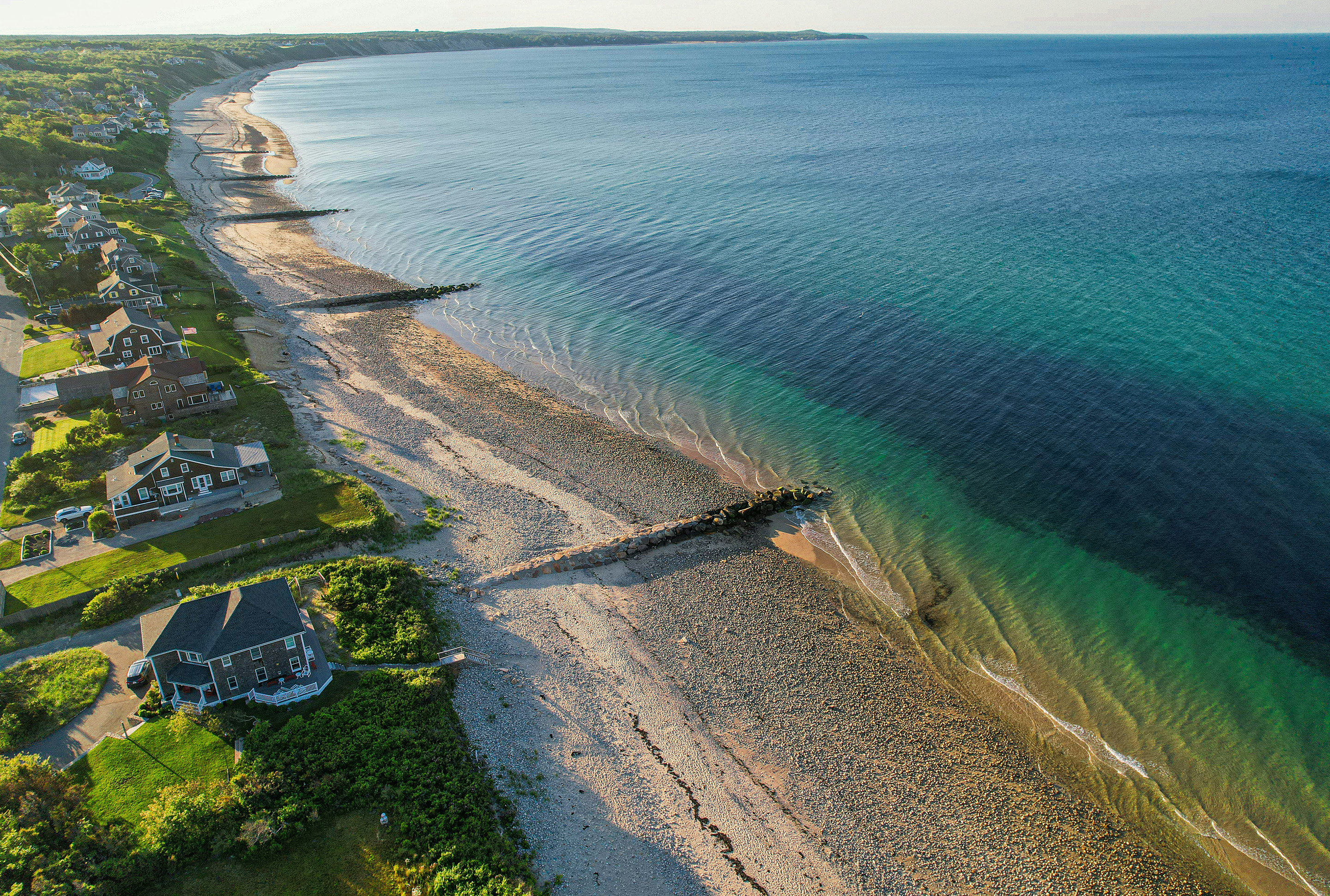 Drohnenaufnahme eines amerikanischen Urlaubsortes am Meer