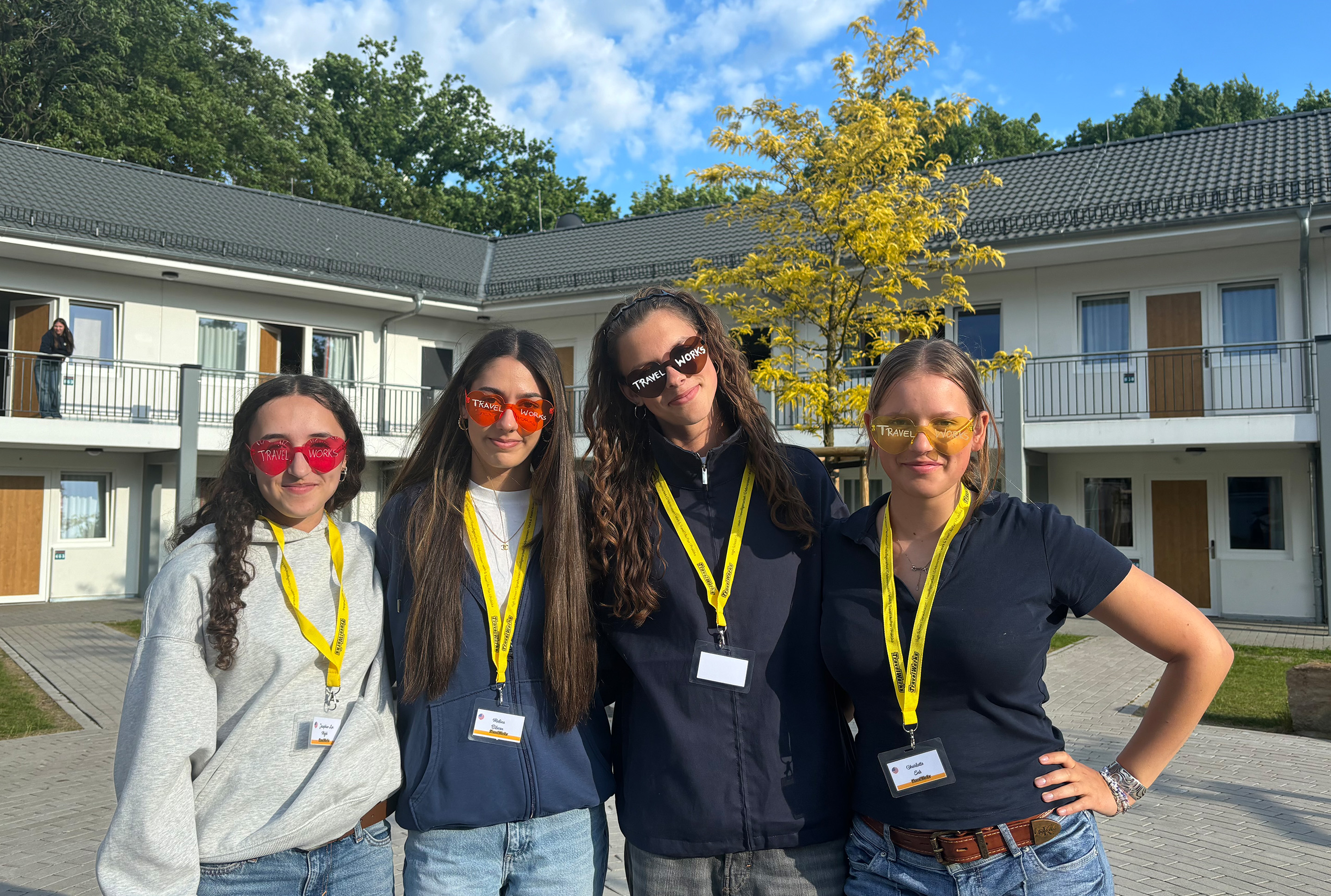 4 Mädchen mit Sonnenbrille posieren in einer Reihe
