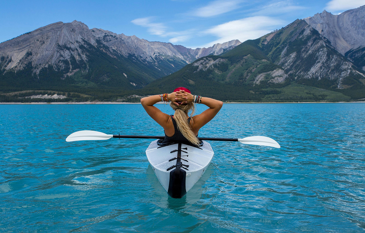 Eine junge Frau im Kanu auf einem See